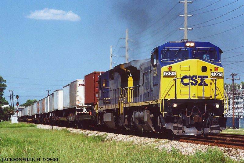 CSX 7324 turns southward, Memorial Day 2000, having just left the yards at Jax, FL.