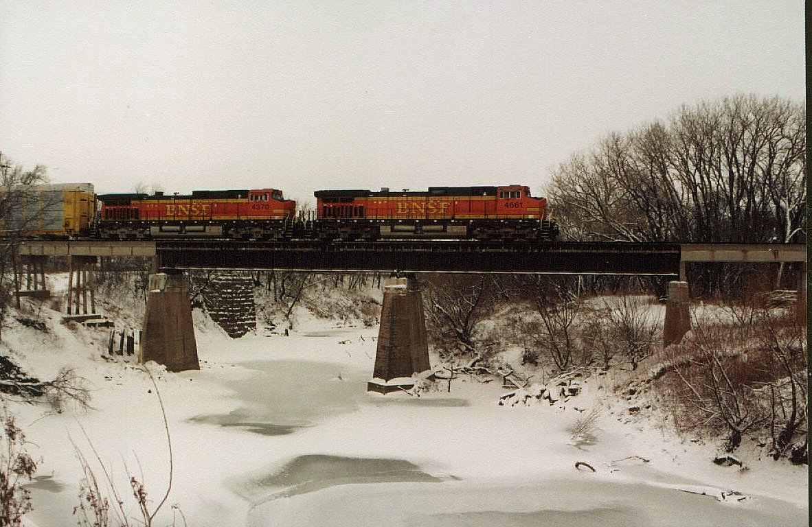 bnsf4661east768size.JPG (233680 bytes)