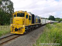 DX 5327 with container freight, VRB and CF consist near Pukehou
