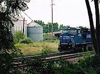 Conrail_and_grain_bins_tn.jpg (18141 bytes)