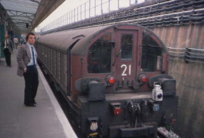 L21 in Drayton Park station