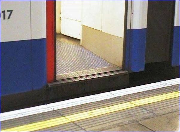 67 TS step at Victoria.JPG (38996 bytes)