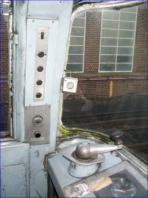 72 TS old nearside controls 72116.jpg (50593 bytes)