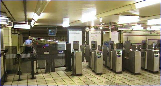 Aldgate East gateline.jpg (39563 bytes)