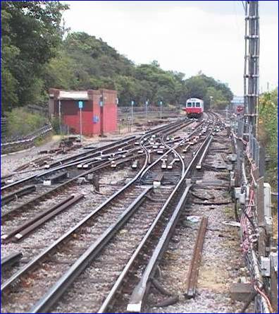 Crossover at Ealing Bdy.JPG (43131 bytes)