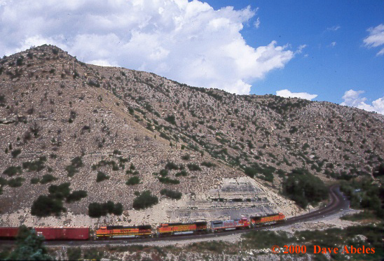 Eastbound BNSF run-through; Nolan's Point, UT 08/18/00
