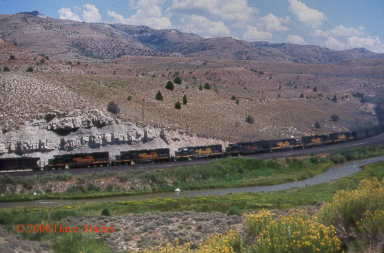 Here's the swing! SEVEN Rio Grande SD40T-2's, midtrain, between Kyune and Colton, UT; 08/19/00: Pure Rio Grande.